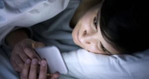 استفاده از گوشی هنگام خواب