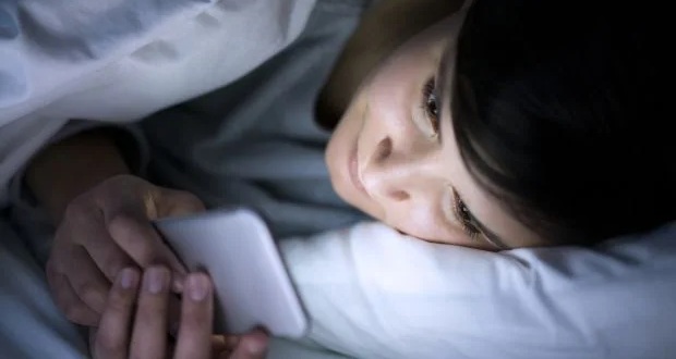 استفاده از گوشی هنگام خواب