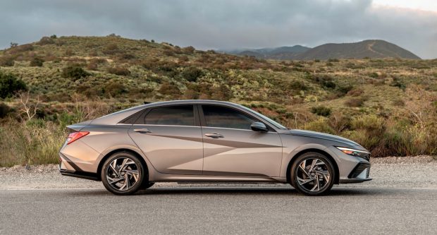 نمای جانبی هیوندای النترا 2025