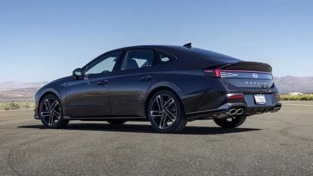 نمای عقب هیوندای سوناتا هرمس خودرو