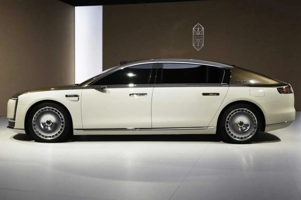 نمای جانبی سدان مائکسترو S800