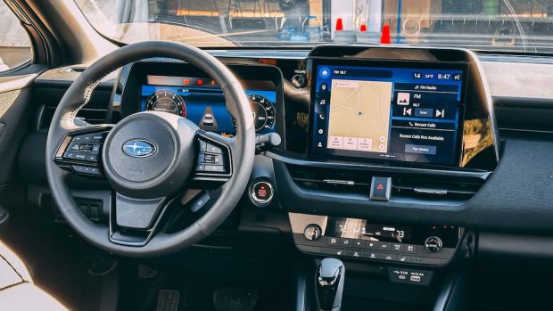 نمای داشبورد سوبارو اوت‌بک 2026