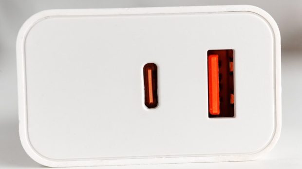 رنگ نارنجی درگاه USB