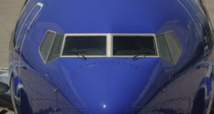 ترک خوردن شیشه جلوی هواپیما