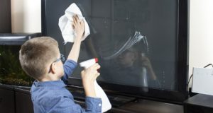 مضرات شیشه پاک کن برای تلویزیون