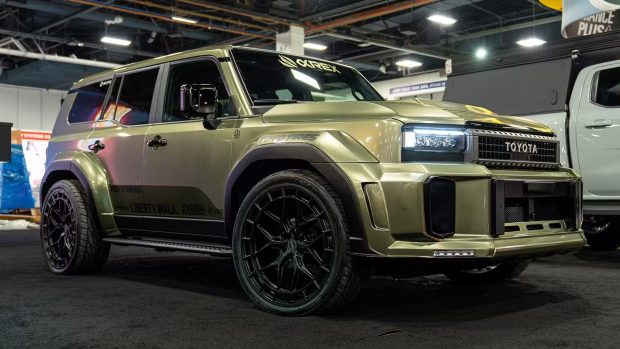 تویوتا لندکروز