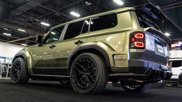 تویوتا لندکروز