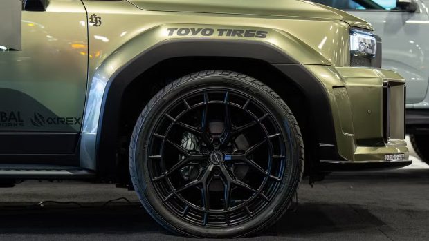 تویوتا لندکروز