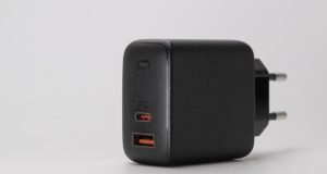 رنگ نارنجی درگاه USB