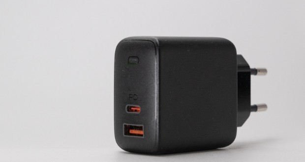 رنگ نارنجی درگاه USB