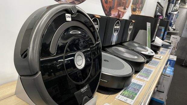 robot-vacuum-buying-guide-1-robot-vacuums-on-display-at-best-buy-620x348.jpg