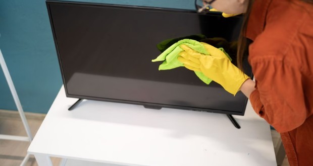 تمیز کردن صفحه نمایش تلویزیون