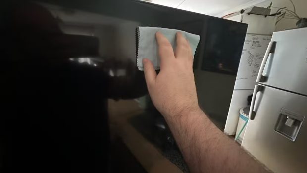 تمیز کردن صفحه نمایش تلویزیون