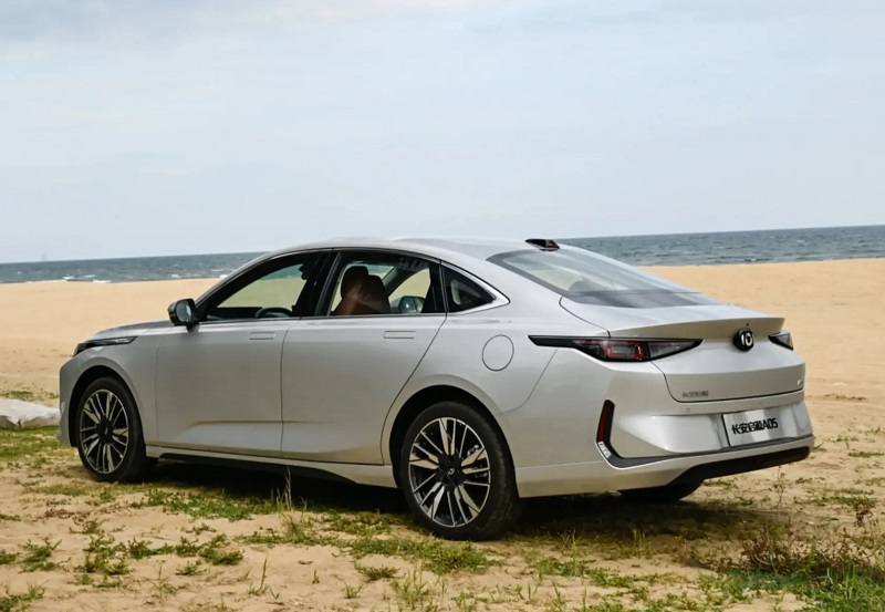 سدان پلاگین هیبریدی چانگان نوو A05