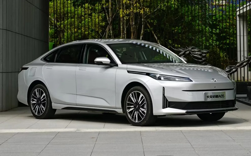 سدان پلاگین هیبریدی چانگان نوو A05