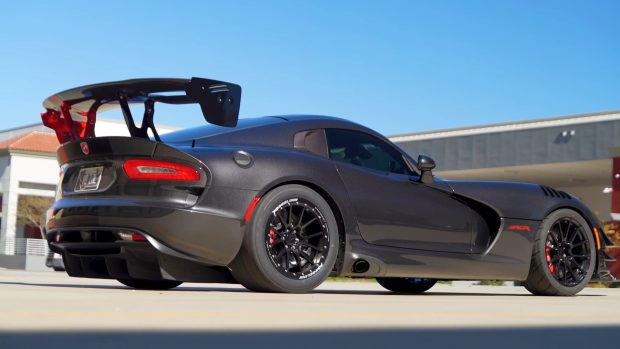 نمای عقب دوج وایپر