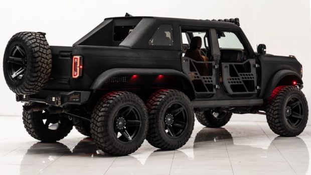 نمای عقب فورد برانکو 6x6