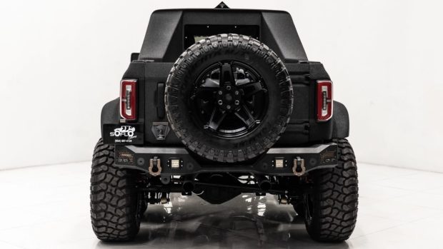 نمای عقب فورد برانکو 6x6