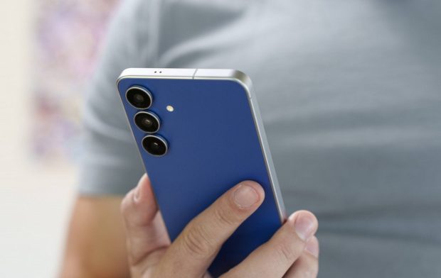 مقایسه وان پلاس 15R با گلکسی S25 FE