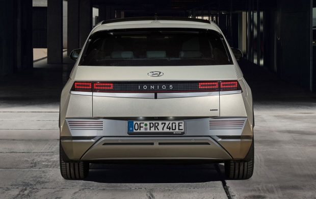 نمای عقب هیوندای آیونیک 5