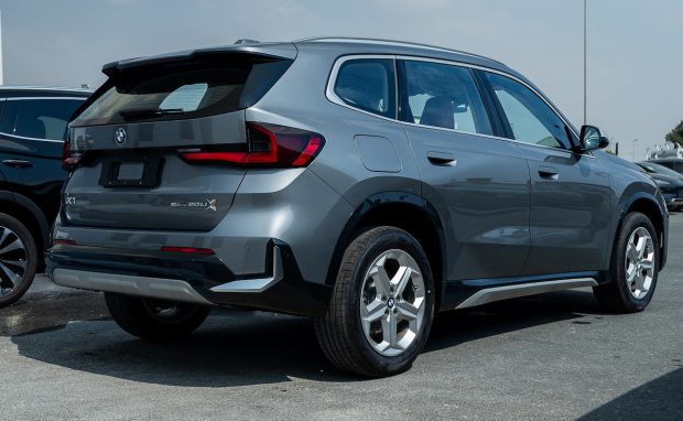 نمای عقب بی ام و X1 وارداتی