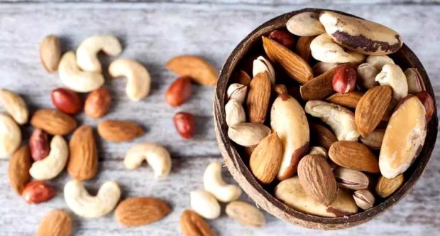 آجیل و دانه‌ها (بادام، تخمه کدو، گردو)