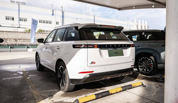 نمای عقب شاسی بلند لوکانو L5