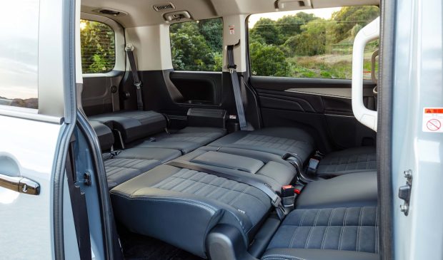 نمای کابین ون میتسوبیشی دلیکا