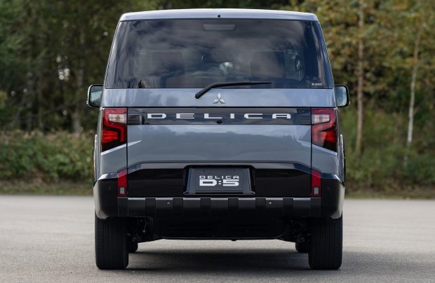 نمای عقب ون میتسوبیشی دلیکا