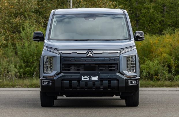 نمای جلو ون میتسوبیشی دلیکا