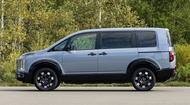 نمای جانبی ون میتسوبیشی دلیکا