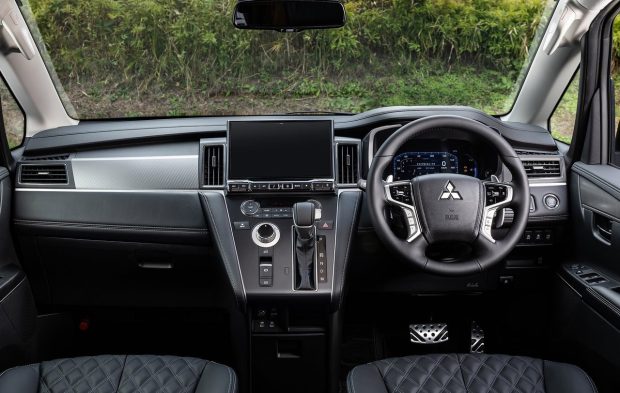 نمای داشبورد ون میتسوبیشی دلیکا