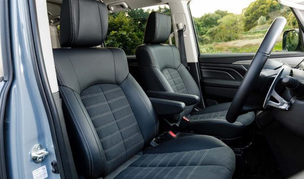 نمای کابین ون میتسوبیشی دلیکا