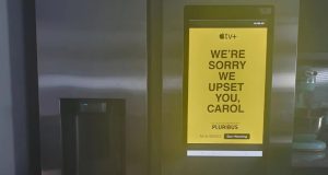 نمایش تبلیغات سریال Pluribus روی یخچال سامسونگ