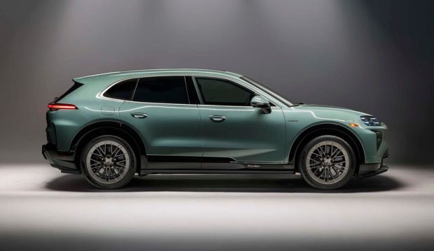 نمای جانبی پورشه کاین برقی 2026