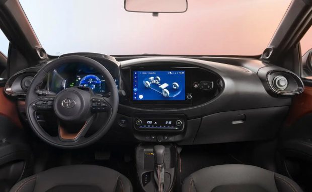 نمای داشبورد تویوتا آیگو X