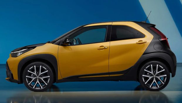 نمای جانبی تویوتا آیگو X