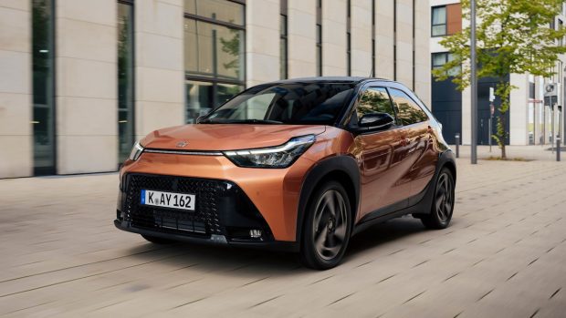 نمای جلو تویوتا آیگو X