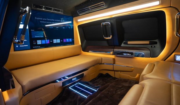 نمای کابین تویوتا لندکروزر لیموزین