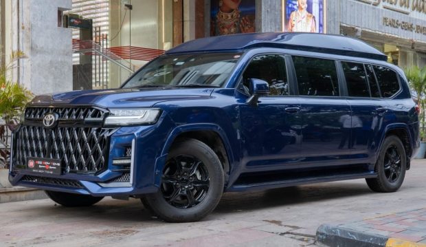 نمای جلو تویوتا لندکروزر لیموزین