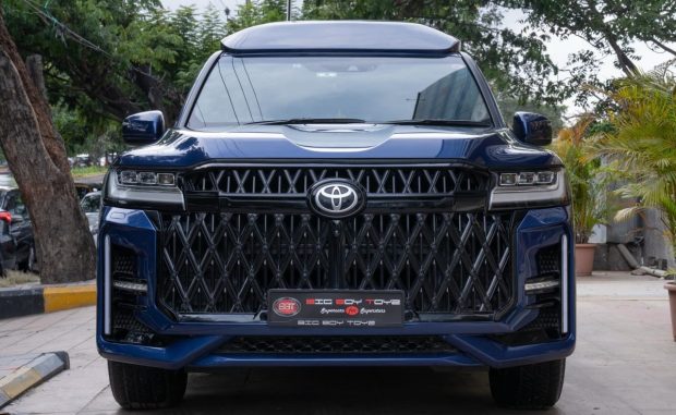 تویوتا لندکروزر لیموزین