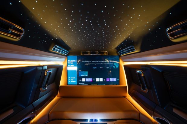 نمای کابین تویوتا لندکروزر لیموزین