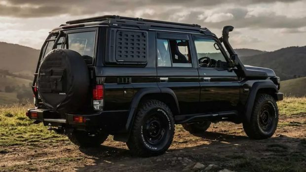 نمای عقب تویوتا لندکروزر سری ۷۰ تیون‌شده