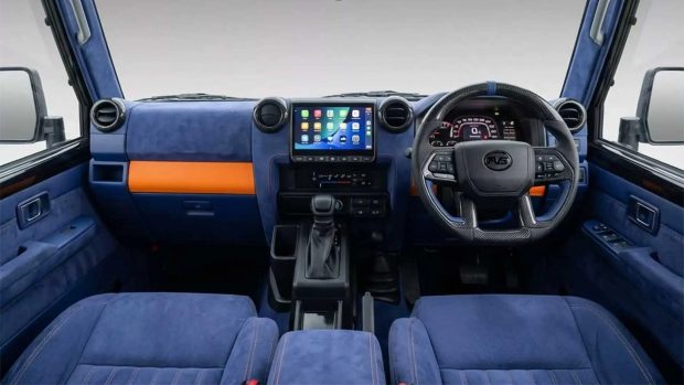 نمای داشبورد تویوتا لندکروزر سری ۷۰ تیون‌شده