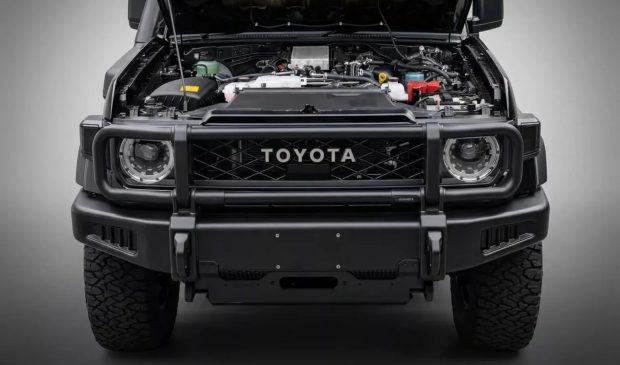 نمای پیشرانه تویوتا لندکروزر سری ۷۰ تیون‌شده