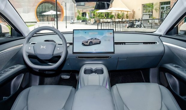 نمای داشبورد ایکس پنگ مونا M03