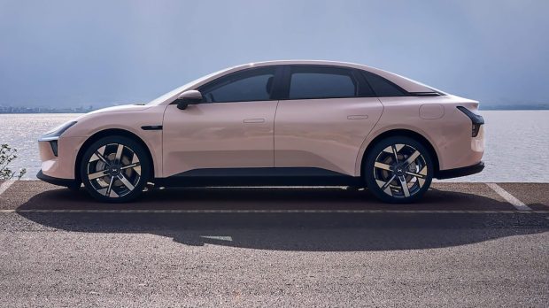 نمای جانبی ایکس پنگ مونا M03