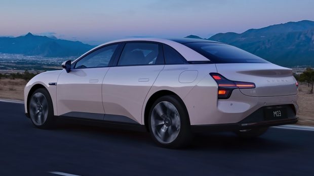 نمای عقب ایکس پنگ مونا M03