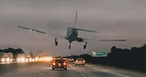 سقوط هواپیما روی تویوتا کمری