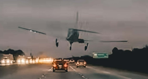 ویدیوی هیجان‌انگیز از سقوط یک هواپیما روی تویوتا کمری در بزرگراه فلوریدا